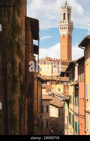 Panoramablick auf den Glockenturm Torre del Mangia an der Piazza del Campo im historischen Dorf Siena, Toskana, Italien. Stockfoto