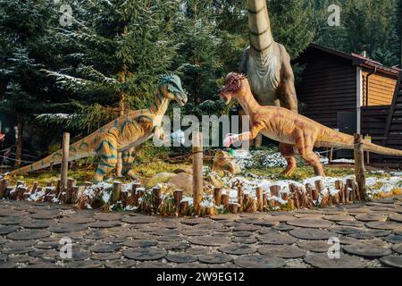 Bukovel, Ukraine - Dezember 2023. Attraktion Statue des Dinosauriermodells im Dinopark, Winterwaldpark in der Natur Stockfoto