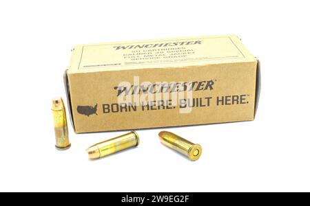 Ocala, FL 23. November 2023 die Marke Winchester, die hier geboren wurde, baute hier 38 spezielle Einsatzklasse Kugeln Munition Made in USA Brown Box Verpackung iso Stockfoto