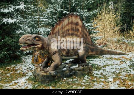 Bukovel, Ukraine - Dezember 2023. Attraktion Statue des Dinosauriermodells im Dinopark, Winterwaldpark in der Natur Stockfoto