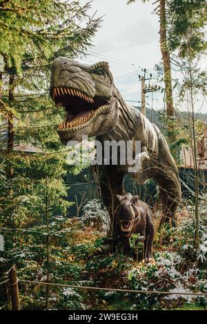 Bukovel, Ukraine - Dezember 2023. Attraktion Statue des Dinosauriermodells im Dinopark, Winterwaldpark in der Natur Stockfoto