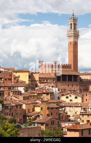 Malerischer Blick auf den Torre del Mangia Turm an der Piazza del Campo im historischen Dorf Siena auf einem Hügel in der Toskana, Italien. Stockfoto