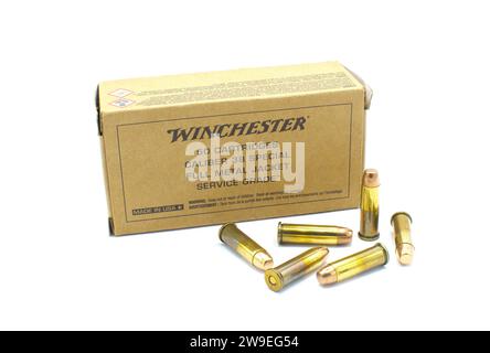 Ocala, FL 23. November 2023 Winchester Marke 50 Kaliber Patrone Vollmetallmantel 38 spezielle Einsatzklasse Munition hergestellt in USA braun Stockfoto