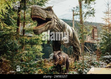 Bukovel, Ukraine - Dezember 2023. Attraktion Statue des Dinosauriermodells im Dinopark, Winterwaldpark in der Natur Stockfoto