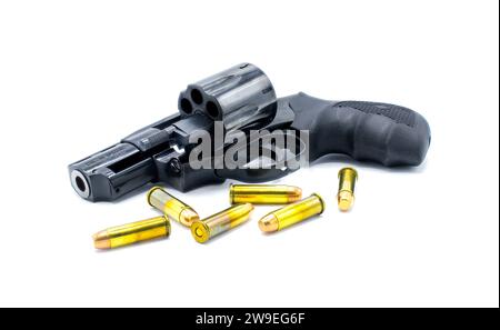 Ocala, FL, 29. November 2023. 357 Magnum Revolverpistole .38 Kaliber Special mit geöffnetem Zylinder. Schwarzes Metall mit Gummigriff 6 Patronen Munition. Stockfoto