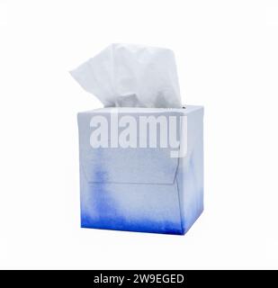 Geöffnete quadratische Pappschachtel mit Tissue Gesichtspapierserviette für Druckdesign und Modell oben isoliert auf weißem Hintergrund. Blau-weißes Wirbel-Design Stockfoto