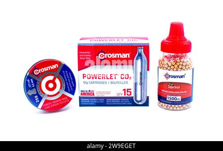 Ocala, FL, USA - 24. November 2023 Crosman Corporation ist ein Hersteller von Sportgeräten wie Luftgewehren. Stahl Metall BBs, co2 komprimiert A Stockfoto