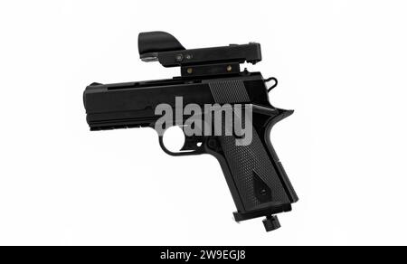 Moderne schwarze pneumatische Pistole mit Laservisier auf weißem Hintergrund. CO2-Gas-Druckluft-Handpistole mit Beschriftungsfeld. Modernes Weap Stockfoto