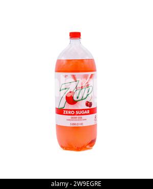 Ocala, FL USA 24. November 2023 Einzelhandel Diet Cherry 7 up 2 Liter Limonade Pop auf Display isoliert auf weißem Hintergrund. Hellrosa rote Farbe. Diese Referenz Stockfoto