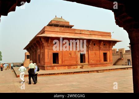 Kleines Gebäude & Jodhabai's Küche in der Nähe von Jodha Bai's Palace, Fatehpur Sikri, Uttar Pradesh, Indien Stockfoto