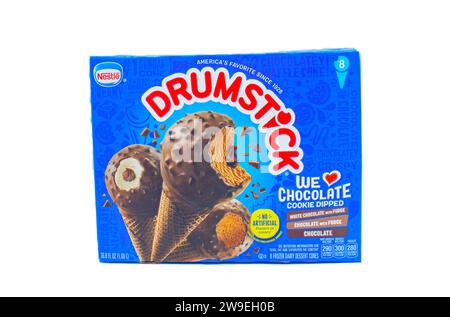 Ocala, FL USA - November 2023 Drumstick Ice Cream Kegel Cookie eingetauchte Schokoladenfudge isoliert auf weißem Hintergrund verpackt und von Nestel verteilt. Stockfoto