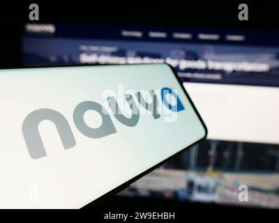 Mobiltelefon mit Logo des französischen Autonome Fahrzeugunternehmens Navya SA vor der Business-Website. Fokussieren Sie sich auf die linke Mitte des Telefondisplays. Stockfoto