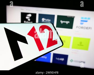 Smartphone mit Logo der amerikanischen Risikokapitalgesellschaft M12 (Microsoft) vor der Business-Website. Fokussieren Sie sich auf die linke Mitte des Telefondisplays. Stockfoto