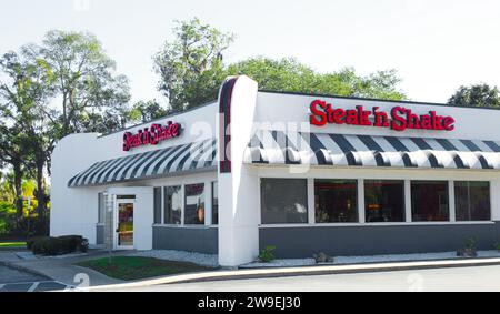 Ocala, Florida 22. November 2023 Steak n Shake Restaurantkette berühmt für Steakburger voller Blick auf das Gebäude hellrote Außenschilder Fassade wi Stockfoto