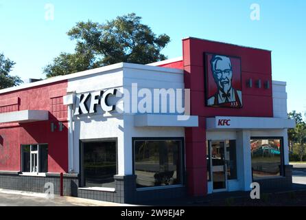 OCALA, FLORIDA, USA - 22. OKTOBER 2023 KFC Kentucky Fried Chicken ist eine Kette von Fast-Food-Restaurants, in denen Chicken Wings, Finger und Sand angeboten werden Stockfoto