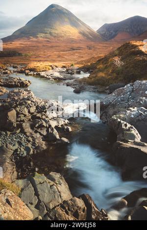 Landschaftlich reizvoller Blick auf den Glamaig-Gipfel in den Red Cuillin-Bergen und den Sligachan-Wasserfall auf der Isle of Skye, Schottische Highlands, Schottland. Stockfoto