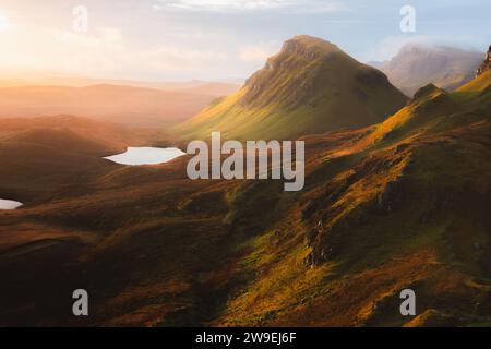 Lebendiges goldenes Licht über der epischen Berglandschaft des zerklüfteten, konturierten Geländes des Cleat am Quiraing auf der Isle of Skye, Schottland. Stockfoto