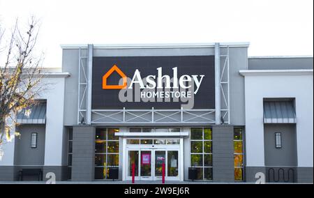 OCALA, FL USA 22. November 2023 Ashley Homestore amerikanische Ladenkette, die Möbelprodukte verkauft. Außenfassade des Gebäudeeingangs mit orangefarbener Farbe Stockfoto