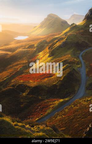 Lebendiges goldenes Licht über der epischen Berglandschaft des zerklüfteten, konturierten Geländes des Cleat am Quiraing auf der Isle of Skye, Schottland. Stockfoto