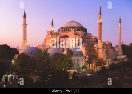 Erhöhter Blick auf den Sonnenuntergang der berühmten Hagia Sophia, einst eine byzantinische Kirche, die von den Osmanen im Sultanahmet Park in Istanbul, Türkei, in eine Moschee umgewandelt wurde. Stockfoto