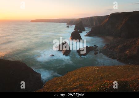 Dramatische Küstenlandschaft am Atlantik mit Sonnenuntergang oder Sonnenaufgang, goldener Stunde bei Carnewas und Bedruthan Steps Felsformationen in North Conrwall, Stockfoto