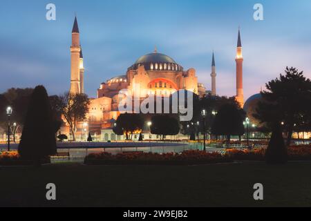Ein Blick vor dem Sonnenaufgang vom Sultanahmet Park in Istanbul, Türkei auf die ikonische Hagia Sophia, einst eine byzantinische Kirche, die von den Osmanen zu einer Moschee umgebaut wurde Stockfoto