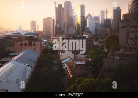 Blick auf die Innenstadt von Sydney bei Sonnenaufgang oder Sonnenuntergang Zentrale Business District (CBD) Skyline mit Blick auf die Rocks und Circular Quay in NS Stockfoto