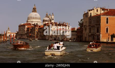 Basilika, Maria della Salute, Venedig, Wassertaxi, Taxi, Lagune, Canal Grande mit Taxi vor Venedig Stockfoto