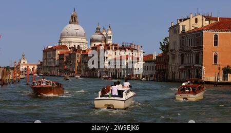 Basilika, Maria della Salute, Venedig, Wassertaxi, Taxi, Lagune, Canal Grande mit Taxi vor Venedig Stockfoto