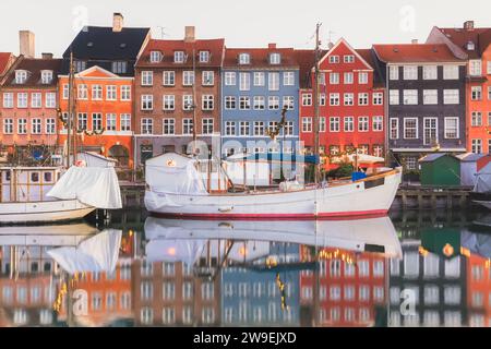Dennoch, ruhige Reflexion an der farbenfrohen Uferpromenade des Nyhavn-Kanals (neuer Hafen), einer beliebten Touristenattraktion in Kopenhagen. Stockfoto