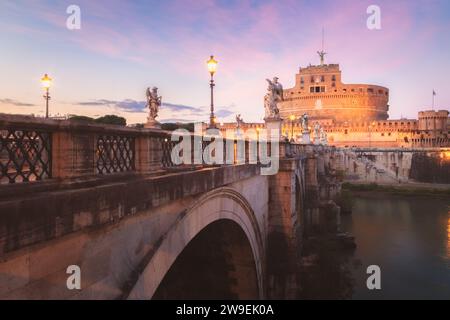 Blick auf die St. Angelo Brücke über den Tiber mit Blick auf Castel Sant'Angelo bei Sonnenuntergang in Rom, der Hauptstadt Italiens in der Region Latium. Stockfoto