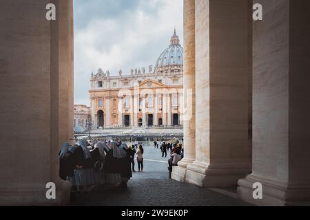 Vartikanstadt - 5. November 2019: Katholische Nonnen besuchen den historischen Petersplatz und die Basilika im Vatikan, Heimat der römisch-katholischen Kirche Stockfoto