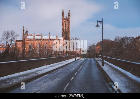 Schnee über Dean Bridge und Rhema Christian Centre Church an einem Wintertag in Stockbridge, Edinburgh, Schottland, Großbritannien. Stockfoto