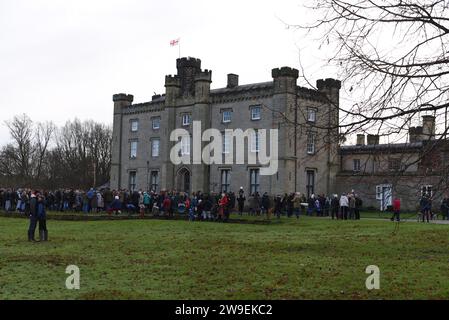 Am zweiten Weihnachtsfeiertag treffen Sie Old Surrey & Burstow und West Kent Hunt auf Chiddingstone Castle 2023 Stockfoto