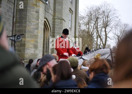 Am zweiten Weihnachtsfeiertag treffen Sie Old Surrey & Burstow und West Kent Hunt auf Chiddingstone Castle 2023 Stockfoto