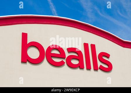 OCALA, FLORIDA, USA - 22. OKTOBER 2023 Bealls Inc. Ein US-amerikanisches Einzelhandelsunternehmen mit über 500 Geschäften, das 1915 in Bradenton, Florida, gegründet wurde. Rote Farbe Stockfoto