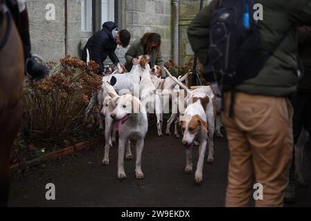 Am zweiten Weihnachtsfeiertag treffen Sie Old Surrey & Burstow und West Kent Hunt auf Chiddingstone Castle 2023 Stockfoto