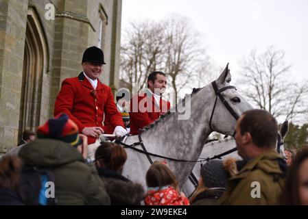 Am zweiten Weihnachtsfeiertag treffen Sie Old Surrey & Burstow und West Kent Hunt auf Chiddingstone Castle 2023 Stockfoto