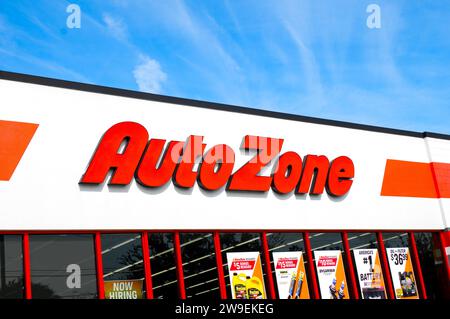AutoZone AutoAutoteile Shop, OCALA, FLORIDA USA - 22. OKTOBER 2023 Front-Logo-Fassade über dem Eingang. Außenansicht in knallroten Buchstaben. Helles B Stockfoto