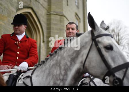 Am zweiten Weihnachtsfeiertag treffen Sie Old Surrey & Burstow und West Kent Hunt auf Chiddingstone Castle 2023 Stockfoto