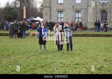 Am zweiten Weihnachtsfeiertag treffen Sie Old Surrey & Burstow und West Kent Hunt auf Chiddingstone Castle 2023 Stockfoto