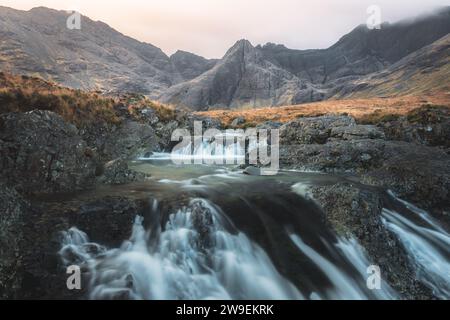 Moody, dramatische Berg- und Wasserfalllandschaft der Fairy Pools und Black Cuillins bei Glen Spröde auf der Isle of Skye in den schottischen Highlands, Stockfoto