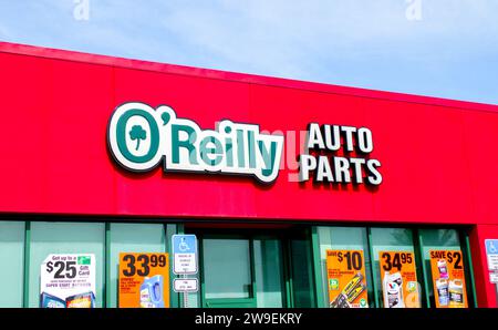 O'Reilly Autoteilegeschäft, OCALA, FLORIDA USA - 22. OKTOBER 2023 Front Shamrock Logo Fassade über dem Eingang. Außenansicht in hellgrünen Buchstaben Stockfoto