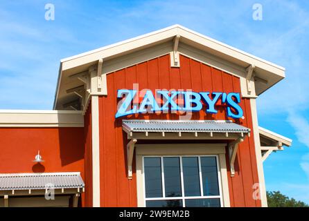 OCALA, FLORIDA, USA - 22. OKTOBER 2023 Zaxby's ist eine Kette von Fast-Food-Restaurants, in denen Chicken Wings, Finger, Sandwiches und Salate angeboten werden Stockfoto
