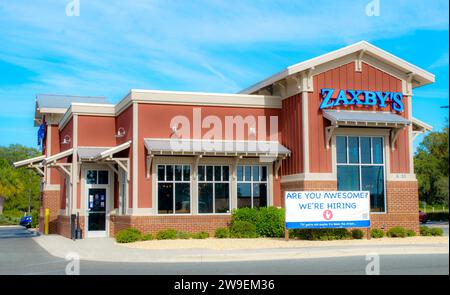 OCALA, FLORIDA, USA - 22. OKTOBER 2023 Zaxby's ist eine Kette von Fast-Food-Restaurants, in denen Chicken Wings, Finger, Sandwiches und Salate angeboten werden Stockfoto