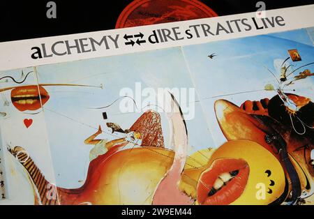 Viersen, Deutschland - 9. Mai. 2023: Closeup der Band Dire Straits Bandvinyl-Album Alchemy aus dem Jahr 1984 Stockfoto