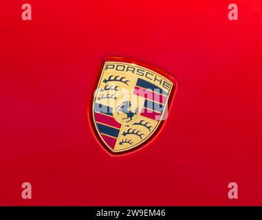 OCALA, FLORIDA, USA - 22. OKTOBER 2023 Porsche Emblem auf Schutzhüllen rot helle, satte Farbe mit einem minimalen Hauch von Orange, einer der beliebtesten Co-Marken Stockfoto