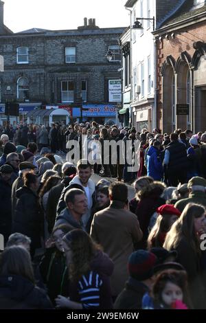 Bungay, Großbritannien. Dezember 2023. Die Hunt-Anhänger säumen durch die Straßen der Marktstadt, um die Jagd willkommen zu heißen. Im Stadtzentrum von Bungay wurde Protest gegen Tierquälerei abgehalten, als die Waveney und Norfolk Harriers durch die Straßen ziehen und die Landsleute unterstützen. Die Demonstranten sagten, dass trotz ihres Verbots der traditionellen Fuchsjagd Tiere immer noch während der Wanderjagd getötet werden und sie fordern ein totales Verbot. (Foto von Martin Pope/SOPA Images/SIPA USA) Credit: SIPA USA/Alamy Live News Stockfoto