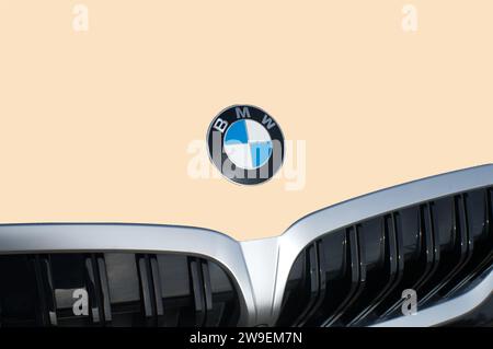 OCALA, FLORIDA - 2. NOVEMBER 2023 BMW-Logo-Emblem braun beige Fahrzeugfront. Bavaria Motor Works ist ein deutscher multinationaler Hersteller von Luxusfahrzeugen an Stockfoto