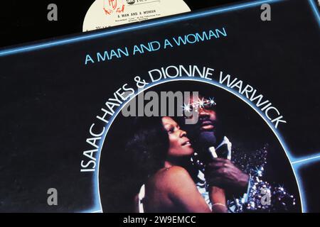 Viersen, Deutschland - 9. Mai. 2023: Nahaufnahme des Vinyl-Covers des Duett-Soul-Konzerts Isaac Hayes und Dionne Warwick von 1977 Stockfoto